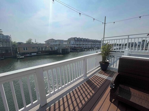 Buoy Bay– Luxury Waterfront Home in AC!