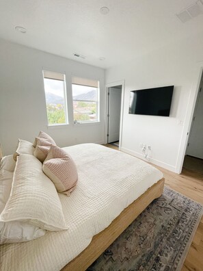 3 bedrooms, desk, iron/ironing board, travel crib