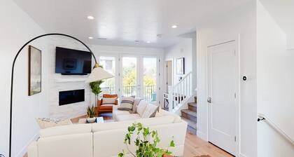 Luxury Downtown Spacious 3 bedroom New Townhome