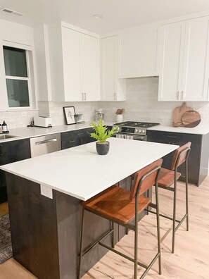 Een koelkast, een microgolfoven, een oven, een kookplaat