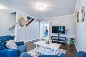 Living area - Capitol Hill and Downtown DC townhouse for long-term and short term stay  (Washington)