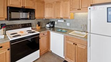 KĂŒhlschrank, Mikrowelle, Ofen, Herdplatte