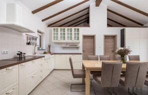 Køleskab, ovn, kogeplade, opvaskemaskine