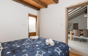 4 makuuhuonetta, silitysrauta/-lauta, ilmainen Wi-Fi, vuodevaatteet