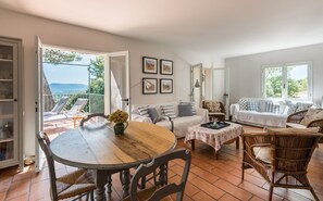 Smart TV, fireplace, table tennis, books - Mountainside 5 bed villa with 6m by 12m swimming pool in the Luberon Valley. (Mérindol)