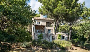Exterior - Mountainside 5 bed villa with 6m by 12m swimming pool in the Luberon Valley. (Mérindol)