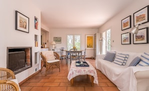 Smart TV, chimenea, tenis de mesa y libros 