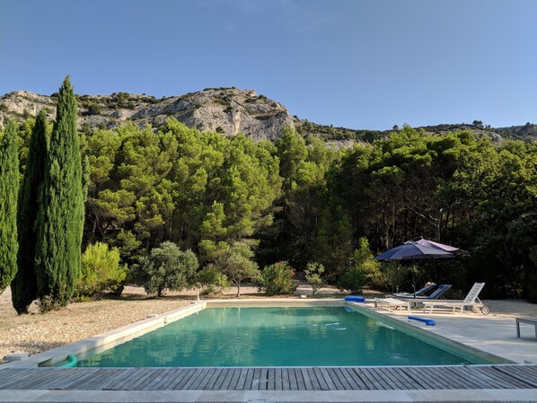 Outdoor pool - Mountainside 5 bed villa with 6m by 12m swimming pool in the Luberon Valley. (Mérindol)