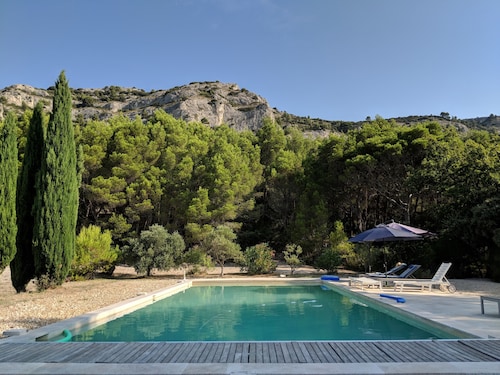 Mountainside 5 bed villa with 6m by 12m swimming pool in the Luberon Valley.