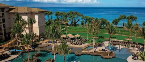 Een buitenzwembad en een verwarmd zwembad