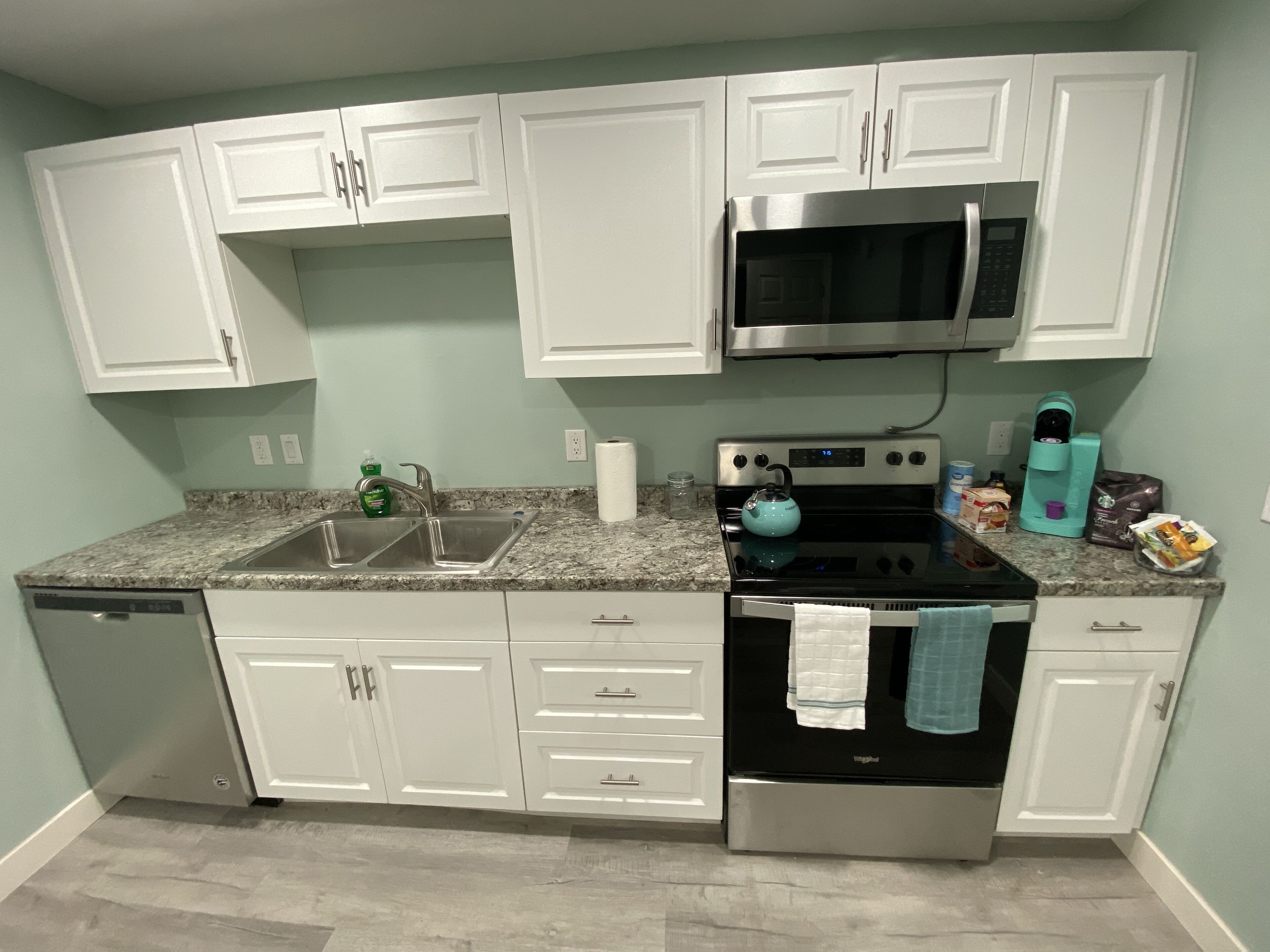 Kjøleskap, mikrobølgeovn, ovn og kokeplater