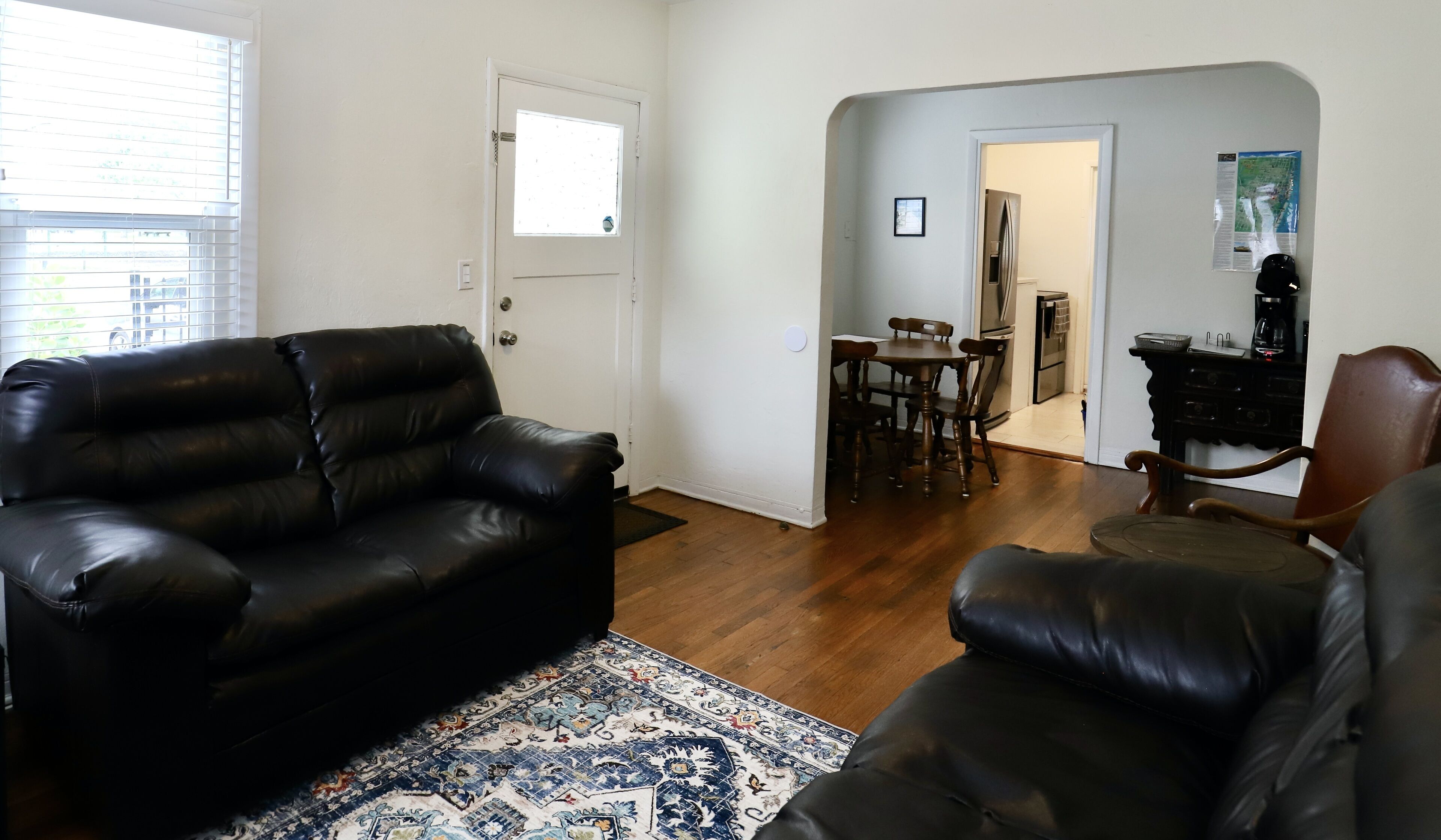 Smart TV, chimenea y libros 