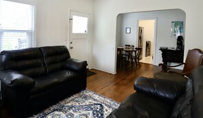 Smart-TV, Kamin, Bücher