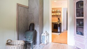 A room with a vintage stove, a wicker basket, and a cabinet with glassware. - 2 bedroom cozy home in Tysse (Tysse)