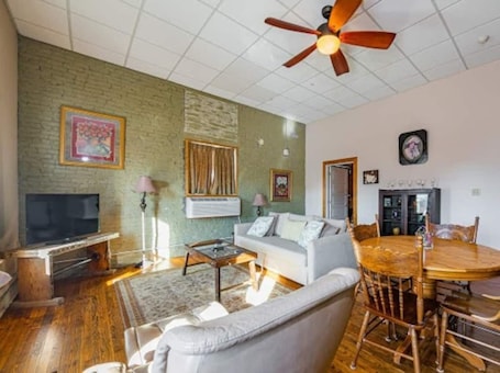 Smart TV. 30 West · The View · Scenic Escape near Fairground