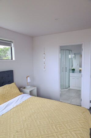 4 bedrooms, free WiFi, bed sheets - Belvedere Amazing views   (Cable Bay)