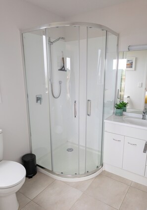Dusche, Handtücher, Toilettenpapier
