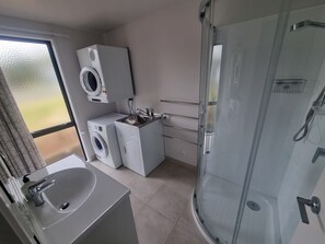 Dusch, handdukar och toalettpapper