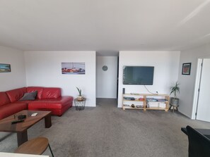 Fernseher, Bücher, Stereoanlage