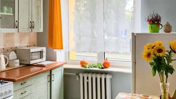 Fridge, stovetop, coffee/tea maker
