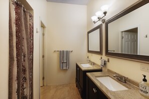 Douche, sèche-cheveux, serviettes fournies, savon