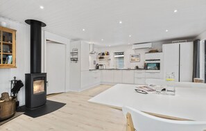 Fridge, microwave, stovetop, dishwasher - 2 bedroom lovely home in Hemmet (Hemmet)