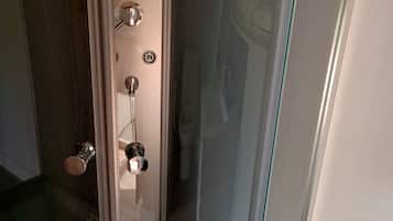 Een douche, een haardroger, handdoeken, toiletpapier