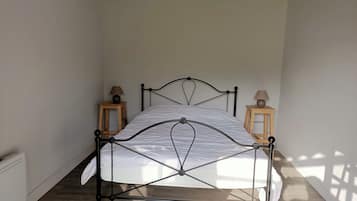 2 slaapkamers, reisbedje, beddengoed