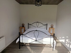 2 bedrooms, travel crib, bed sheets