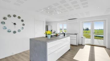 Køleskab, kogeplade, opvaskemaskine, kaffe-/temaskine