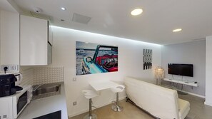 Geladeira, micro-ondas, cooktop, cafeteira/chaleira