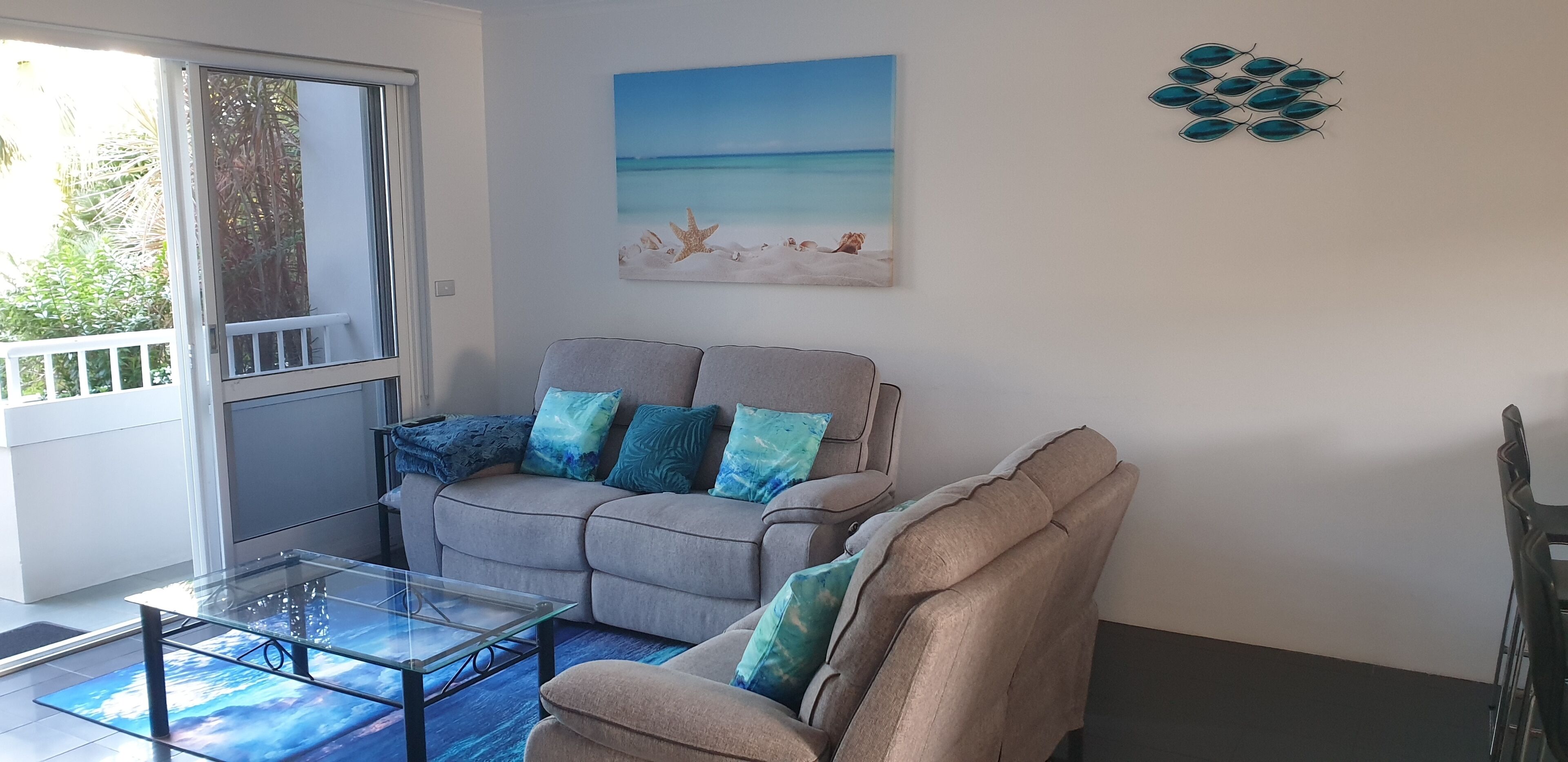 Smart TV, Netflix, books, streaming services