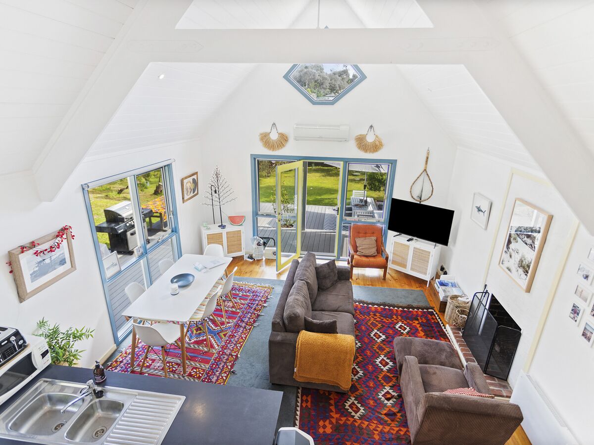 Flat-screen TV, fireplace, Netflix, DVD player