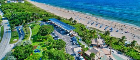Beach nearby, sun loungers, beach towels