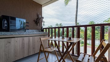Apartamento luxo | Opções para refeição ao ar livre