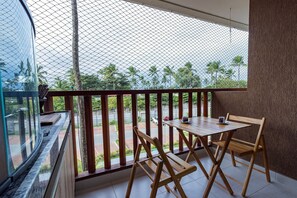 Deluxe Apartment | Outdoor dining - Agradável apart no Cupe Beach Living (Toritama)