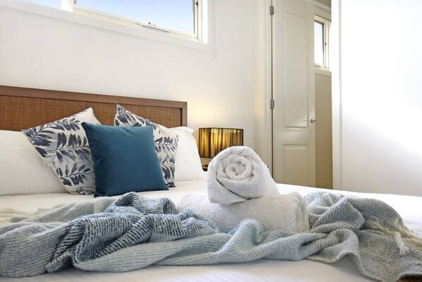 4 bedrooms, desk, iron/ironing board, Internet