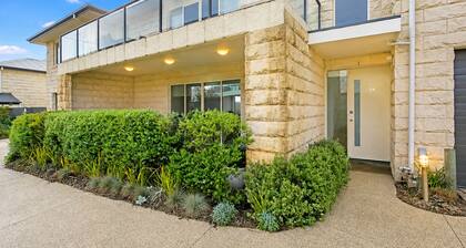 Sorrento Del Mar by Ready Set Stay - Heart of Sorrento & Large yard