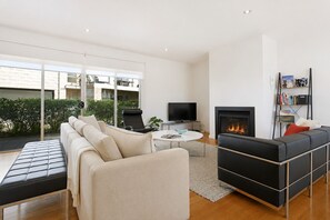 Smart TV, Netflix, streaming services, music library - Sorrento Del Mar by Ready Set Stay - Heart of Sorrento & Large yard (Sorrento)