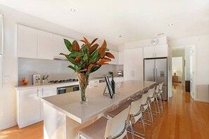 Fridge, microwave, oven, stovetop - Sorrento Del Mar by Ready Set Stay - Heart of Sorrento & Large yard (Sorrento)