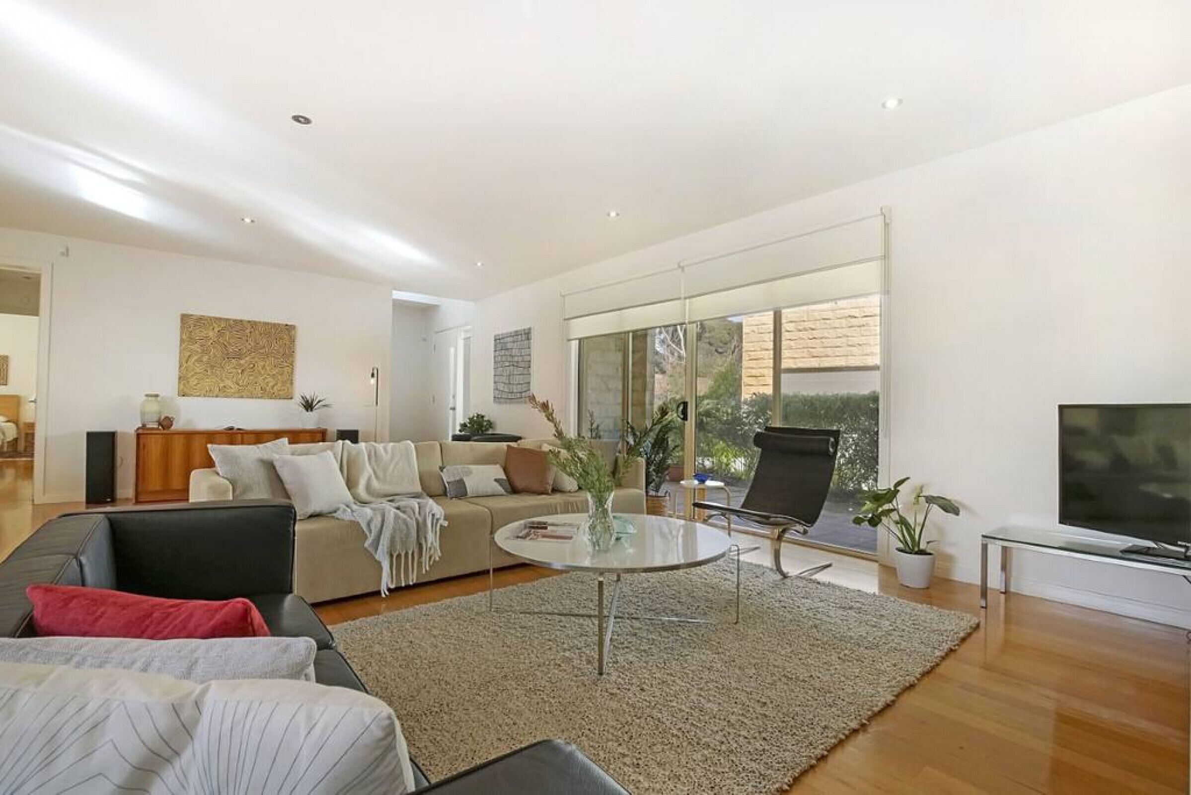 Smart TV, Netflix, streaming services, music library