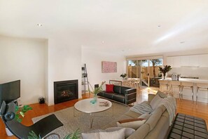 Smart TV, Netflix, streaming services, music library - Sorrento Del Mar by Ready Set Stay - Heart of Sorrento & Large yard (Sorrento)