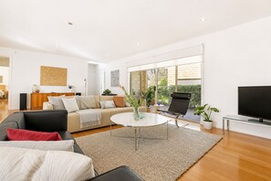 Smart TV, Netflix, streaming services, music library - Sorrento Del Mar by Ready Set Stay - Heart of Sorrento & Large yard (Sorrento)
