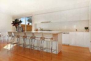 Fridge, microwave, oven, stovetop - Sorrento Del Mar by Ready Set Stay - Heart of Sorrento & Large yard (Sorrento)