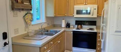 Microondas, cafetera y tetera y utensilios de cocina