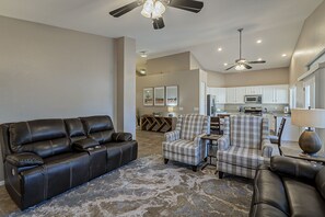 Smart-tv, een open haard, een dvd-speler en een tafeltennistafel