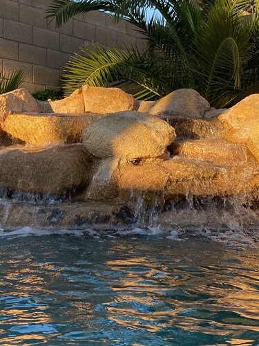 ~Heated Pool/Spa, King bed, Amazing Backyard & Location! Hiking, Biking, Parks