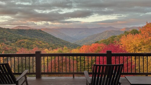 Amazing VIEWS! Hot Tub, WIFI, Fire Pit, 12' Shuffleboard table! Chef's kitchen. 