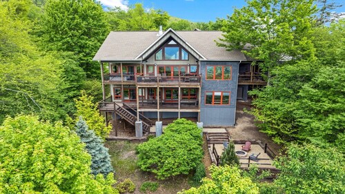 Amazing VIEWS! Hot Tub, WIFI, Fire Pit, 12' Shuffleboard table! Chef's kitchen. 