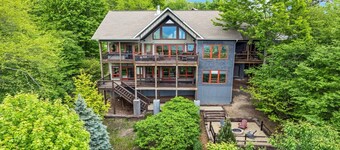 Amazing VIEWS! Hot Tub, WIFI, Fire Pit, 12' Shuffleboard table! Chef's kitchen. 